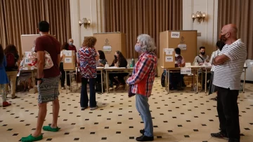 Fue a votar quedó flechada con “un cincuentón” y ahora lo busca en redes Fue a votar quedó flechada con “un cincuentón” y ahora lo busca en redes