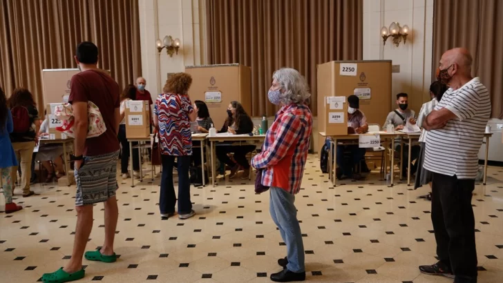 Fue a votar quedó flechada con “un cincuentón” y ahora lo busca en redes Fue a votar quedó flechada con “un cincuentón” y ahora lo busca en redes