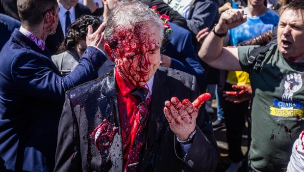 El embajador ruso en Polonia fue atacado con pintura roja