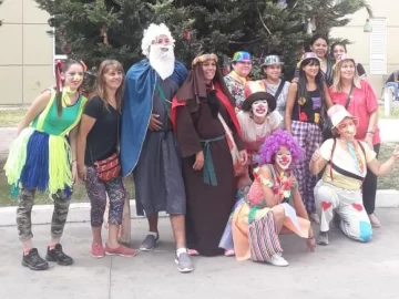 Limpiaba casas a cambio de juguetes y logró alegrarle el día a los niños del Hospital Rawson Limpiaba casas a cambio de juguetes y logró alegrarle el día a los niños del Hospital Rawson