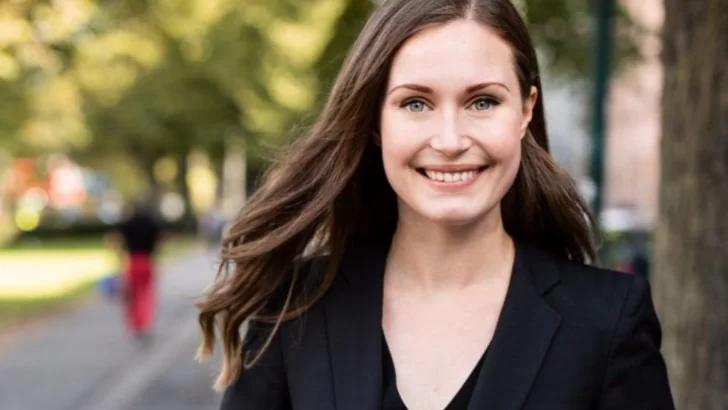 La primera ministro de Finlandia usó un escote que trajo “gran revuelo” y críticas en las redes