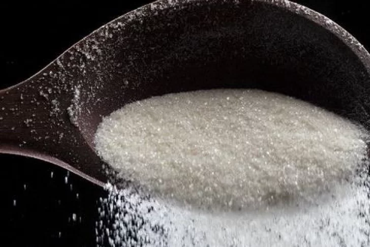 Anmat prohibió una marca de azúcar luego de encontrar piedras en una bolsa