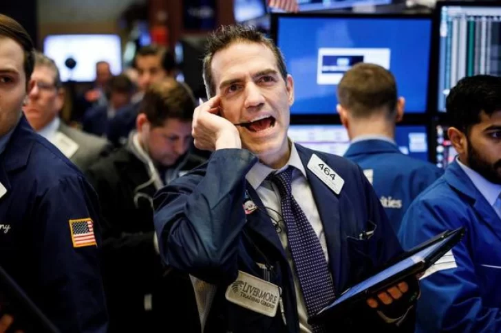 El riesgo país cayó por debajo de los 2.700 puntos y los bonos aumentaron un hasta 12%