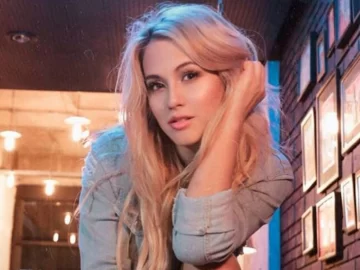 ¡Chubaca style! Flor Vigna se abrigó con un peluche pero se olvidó la ropa interior