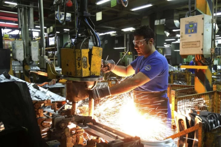 La actividad económica bajó 20,6% en mayo y subió 10% en relación a abril