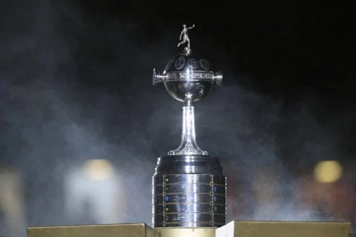 La Conmebol donó la réplica de la Copa Libertadores y nominó a Maradona