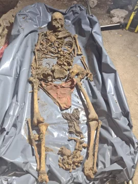 Tras 10 años, hallan enterrados en la pieza de los hijos restos de quien seria su madre desaparecida