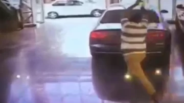 Video: entró a una concesionaria con un hacha y empezó a romper los autos Video: entró a una concesionaria con un hacha y empezó a romper los autos