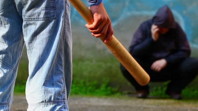 Detuvieron a un conocido delincuente por golpear a sus familiares con un bate de béisbol