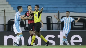 Con un arbitraje polémico, Racing y Flamengo empataron en la idea de octavos