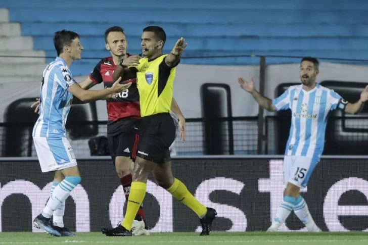 Con un arbitraje polémico, Racing y Flamengo empataron en la idea de octavos
