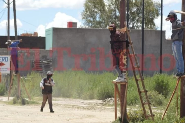 Vecinos de La Quiaca se crucificaron en reclamo de obras