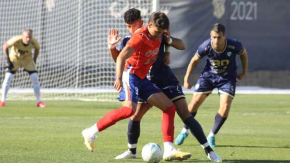 Peñarol perdió con Sol de Mayo en un partido repleto de tarjetas