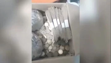 Pagó una multa con monedas y billetes de $10 para quejarse de la municipalidad Pagó una multa con monedas y billetes de $10 para quejarse de la municipalidad