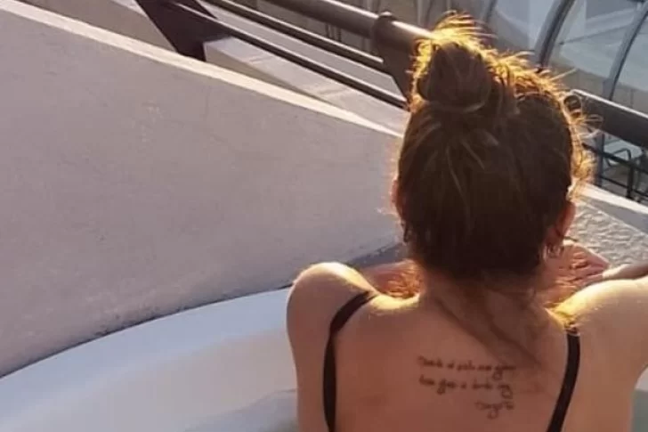 Le sacó una foto a su novia en vacaciones y descubrió un fantasma: la respuesta del hotel