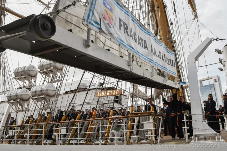 Un paro impide que la Fragata Libertad arribe al puerto de Buenos Aires