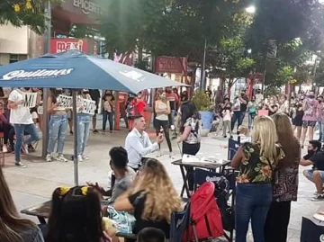 La peatonal, el escenario que usó un sanjuanino para proponerle matrimonio a su novia La peatonal, el escenario que usó un sanjuanino para proponerle matrimonio a su novia