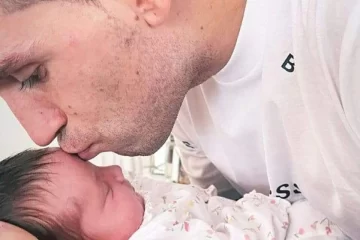 “Dibu” Martínez conoció a su hija recién nacida “Dibu” Martínez conoció a su hija recién nacida