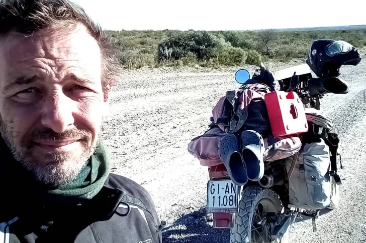El motoquero español que visitó 3 continentes y lo agarró el confinamiento en San Juan