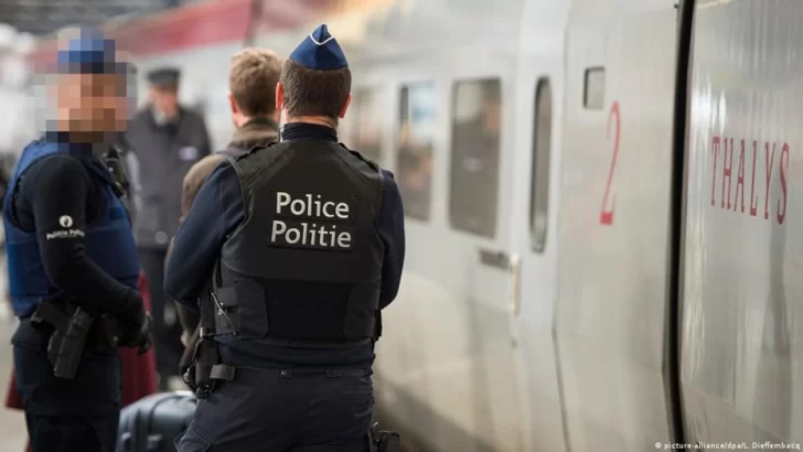 Al grito de “Alá es grande” atacó a policías a cuchillazos en París Al grito de “Alá es grande” atacó a policías a cuchillazos en París