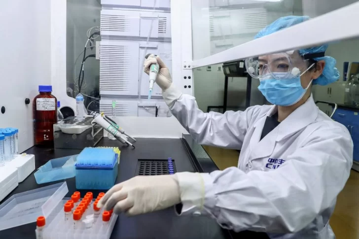 El laboratorio chino Sinopharm anunció que su vacuna contra el covid-19 es eficaz en un 79%