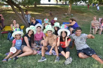 Un grupo de vecinas del Barrio Cabot le puso color al final de la competición Un grupo de vecinas del Barrio Cabot le puso color al final de la competición