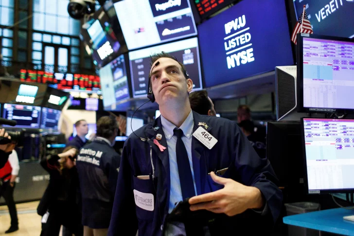 Wall Street suspendió su sesión tras la apertura, reabrió y volvió a desplomarse