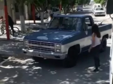 Su camioneta rozó con un colectivo y atacó al chofer frente a los pasajeros Su camioneta rozó con un colectivo y atacó al chofer frente a los pasajeros