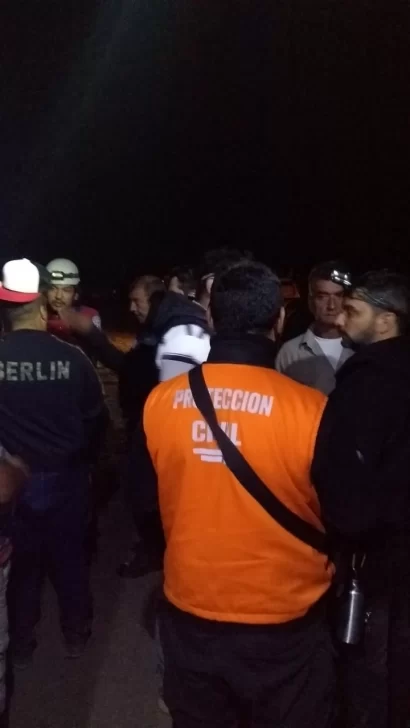 Multitudinaria búsqueda: policías y civiles recorren la zona de manera voluntaria Multitudinaria búsqueda: policías y civiles recorren la zona de manera voluntaria