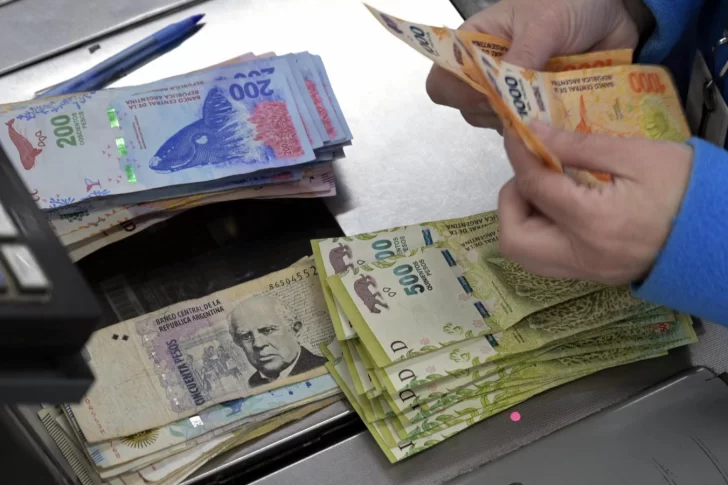 Según el INDEC, el 61,7% de la población tuvo un salario de $66.000 en el segundo trimestre