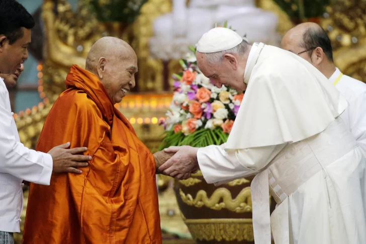 Francisco celebró una multitudinaria misa ante más de 150 mil personas en Myanmar