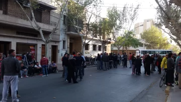 Caos de tránsito en el microcentro por nuevo reclamo de empleados de Itec