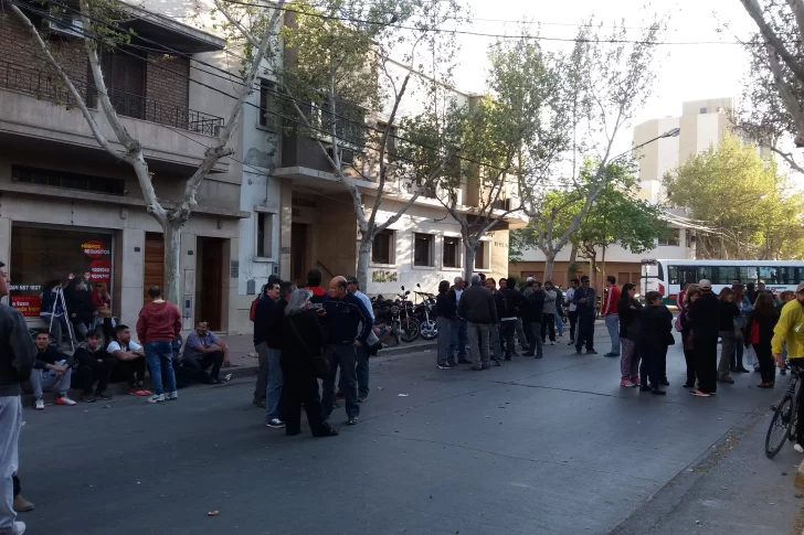 Caos de tránsito en el microcentro por nuevo reclamo de empleados de Itec