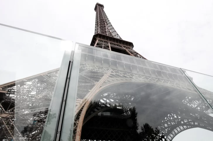 Blindan la torre Eiffel contra atentados