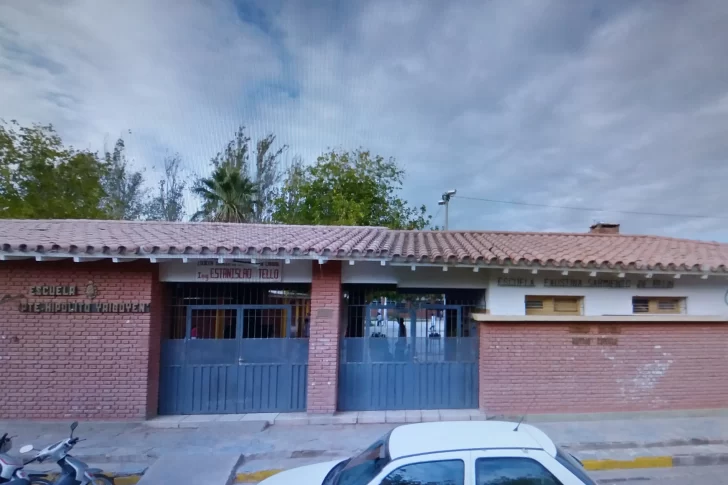 Denuncian que violaron a una menor en el baño de una escuela de Capital