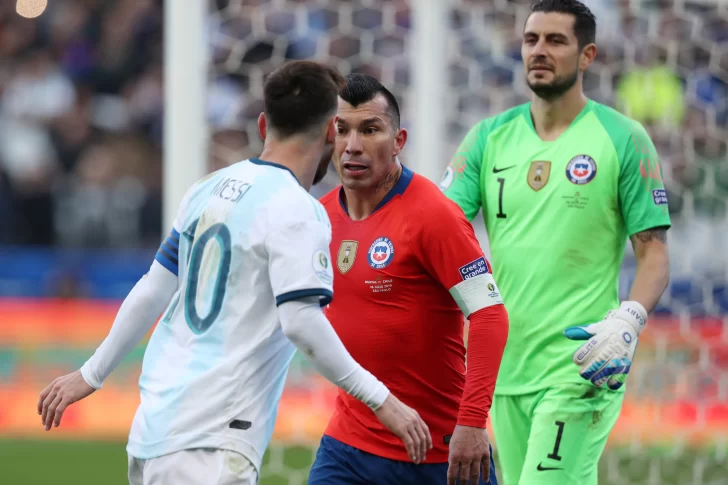 La polémica jugada que terminó con la expulsión de Messi y Medel