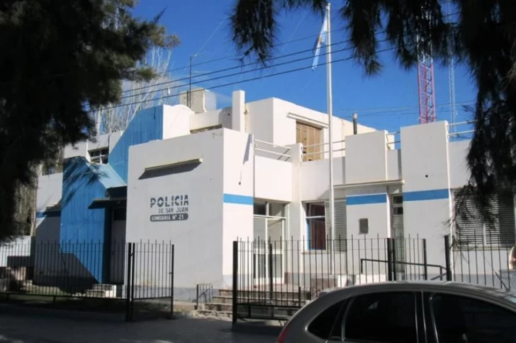 Una pareja chocó contra un árbol y debió ser hospitalizada Una pareja chocó contra un árbol y debió ser hospitalizada