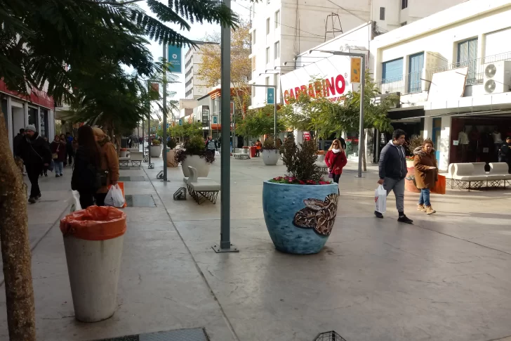 El comercio abrió y la gente aprovechó el lunes no laborable para recorrer los negocios