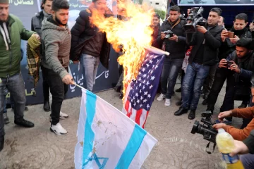 Una multitud en Irán pidió venganza contra EEUU en el funeral de Soleimani Una multitud en Irán pidió venganza contra EEUU en el funeral de Soleimani