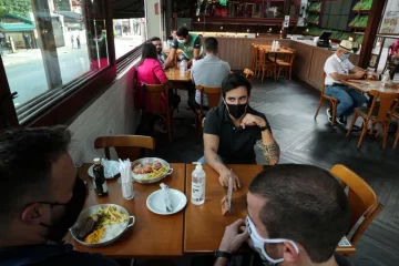 Los gastronómicos podrán abrir una hora más y tener hasta 6 personas por mesa
