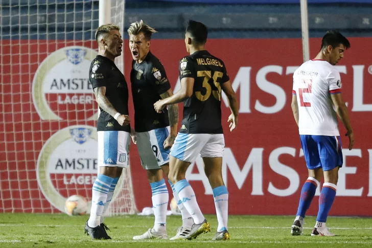 Racing ganó en Uruguay y clasificó