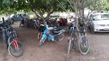 Cientos de costosas bicicletas, ninguna sin atar y cero robos en una escuela del Valle