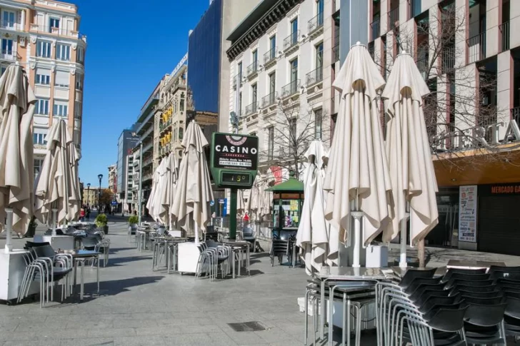 Rebrote en España: cierran bares, boliches y prohíben fumar en las calles