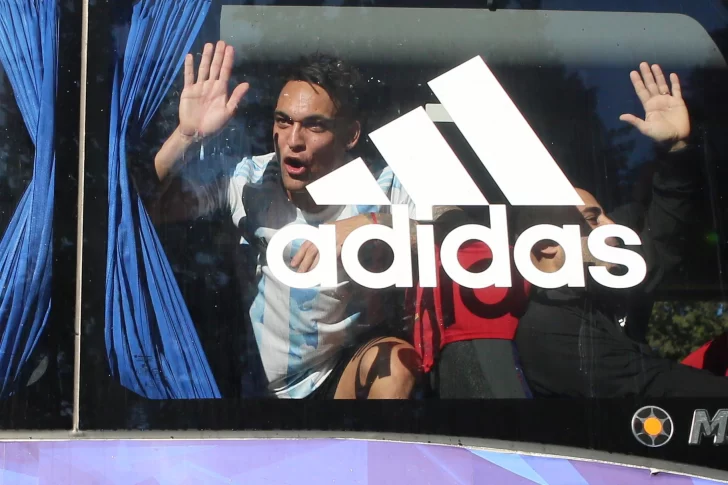 Cientos de hinchas recibieron a los campeones en Ezeiza