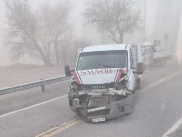 Por la poca visibilidad, una camioneta chocó desde atrás a un camión en la Ruta 40