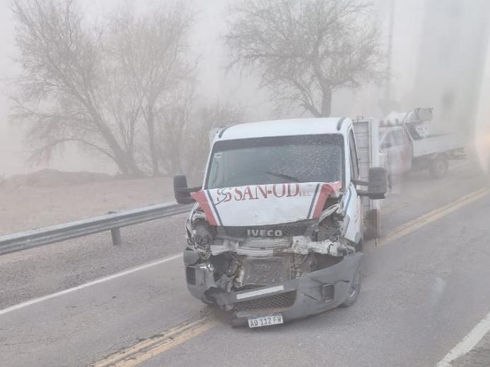 Por la poca visibilidad, una camioneta chocó desde atrás a un camión en la Ruta 40