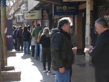 Sin precio ni dólares, muchos sanjuaninos hacen colas en las casas de cambio Sin precio ni dólares, muchos sanjuaninos hacen colas en las casas de cambio