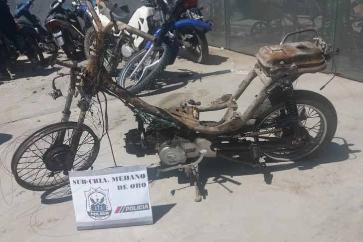 Despechado robó e incendió la moto de su expareja