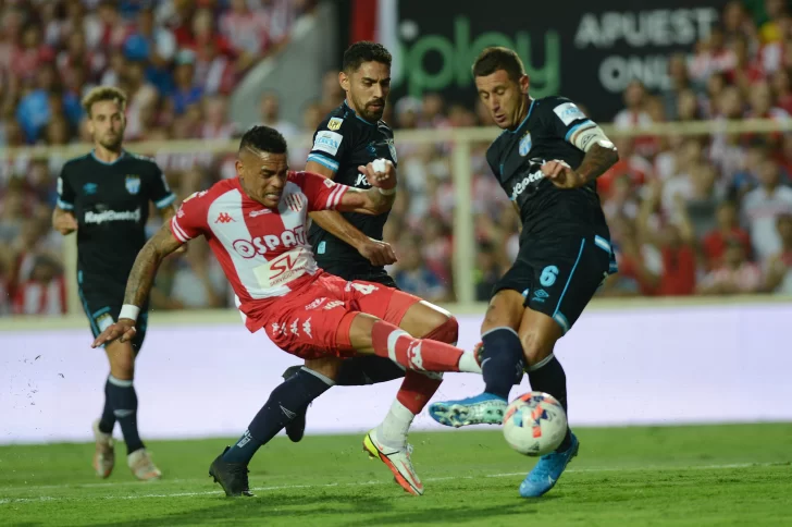 Unión se hizo fuerte de local contra Atlético Tucumán y está arriba en Zona 1