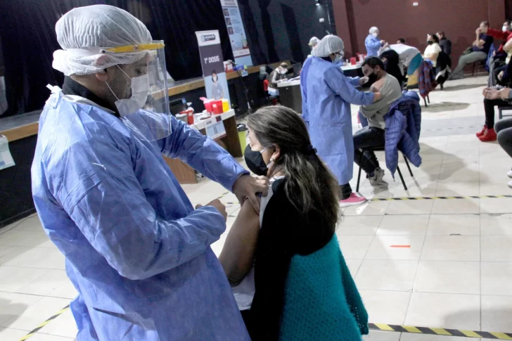 Comenzaron a aplicar el tercer refuerzo de la vacuna anticovid en las provincias